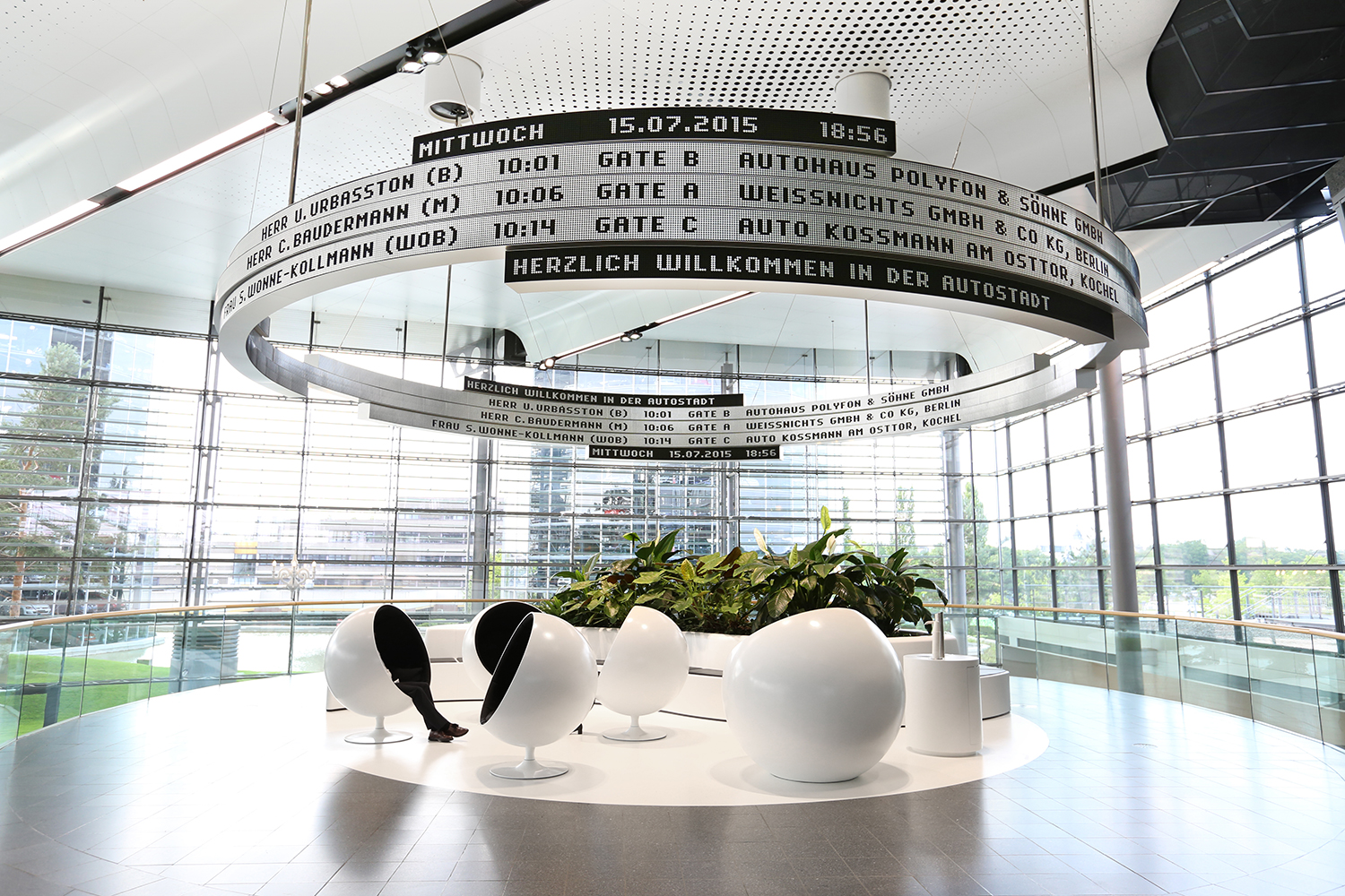 Spektakuläre 360°-Anzeigetafel in der Autostadt Wolfsburg