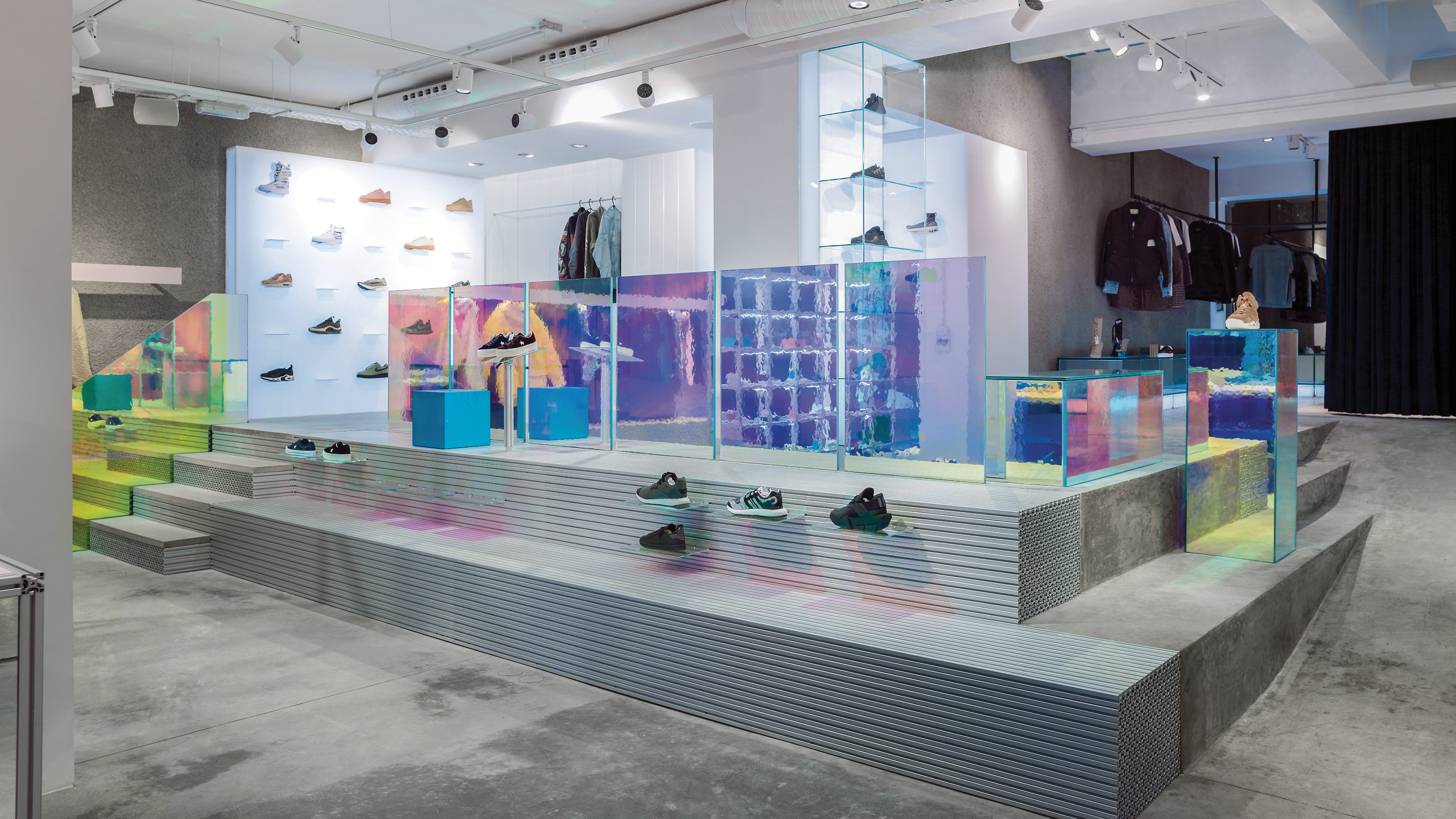 Una tienda de zapatillas deportivas con aspecto futurista en aluminio