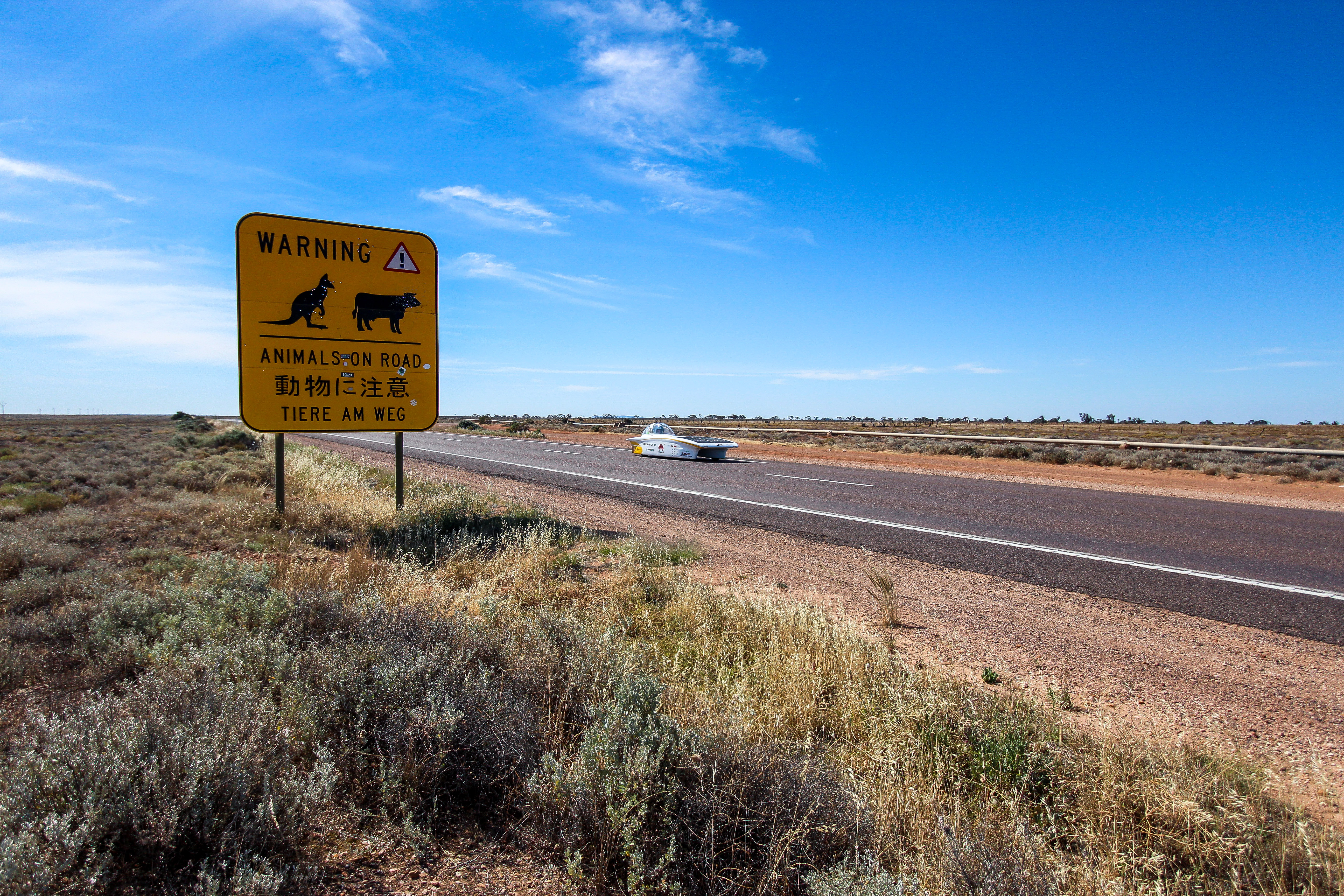 Viajando por Australia con un vehículo solar en compañía de item