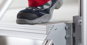 Treppensicherheit in der Industrie: Normen für Unterschneidung, Treppenbreite und mehr
