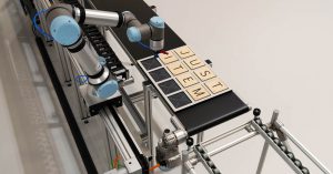 Roboter mit 7. Achse: Kombination von Förderband, Lineareinheit und Cobot