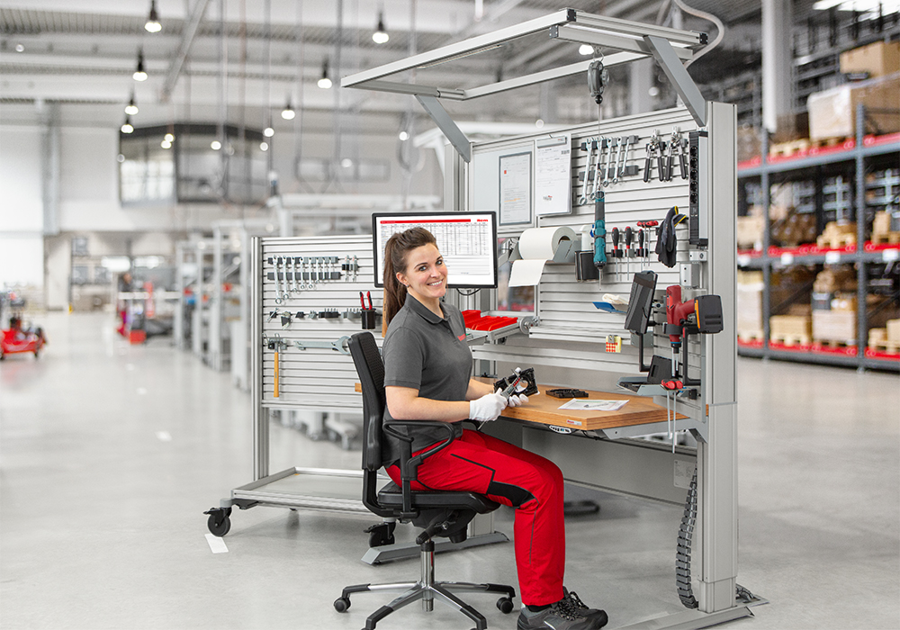 Ergonomics at the work bench – height-adjustable bench and chair, plus customised organisation of tools and materials