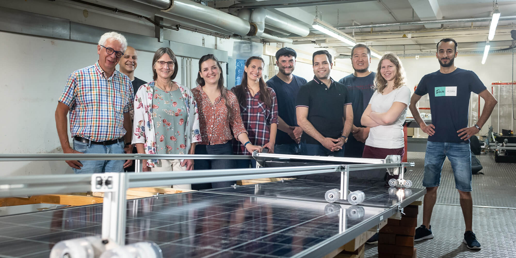 Innovative system for cleaning solar panels – Professor Usbeck, the project team and staff from Hamburg University of Applied Sciences