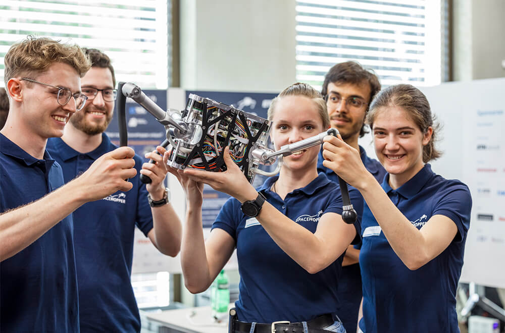 Studierenden-Team der ETH Zürich mit dem Weltraum-Roboter SpaceHopper
