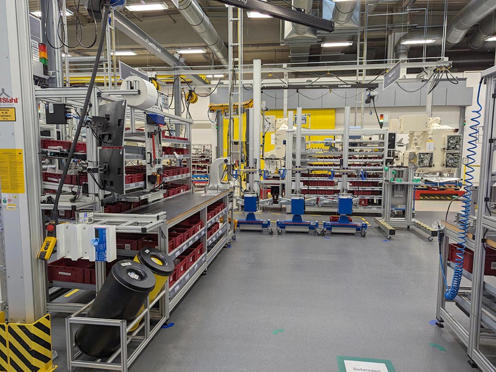 Modularer Aufbau von Arbeitsplätzen, Regalen und Transportwagen