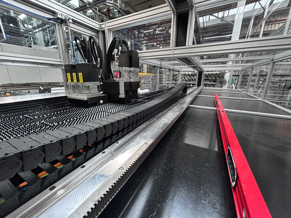 Automatisierte Blechbearbeitung: Der Bürstentisch schützt empfindliche Teile vor Kratzern