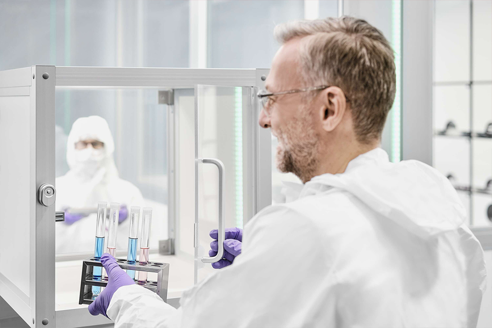 Materialschleuse X 8, Verriegelung: Gleichzeitiges Öffnen von gegenüberliegenden Türen wird verhindert