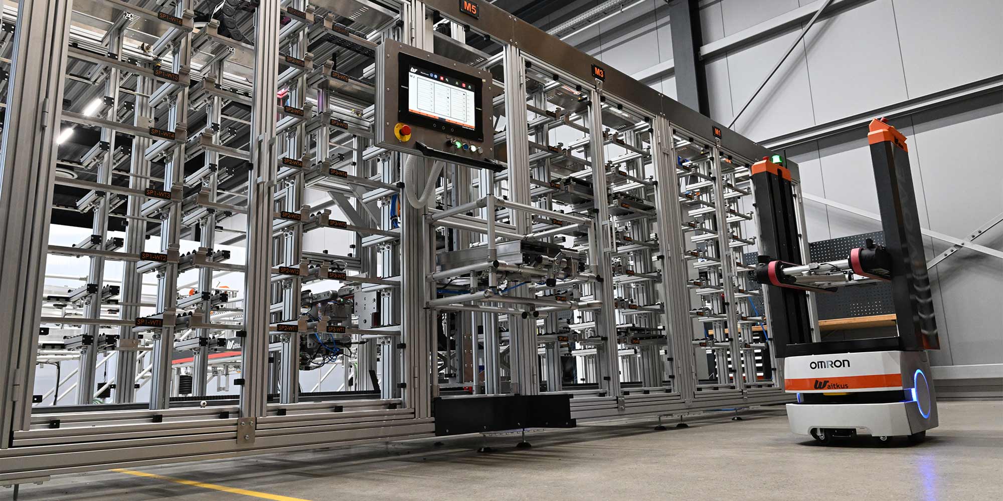 WAITKUS Engineering GmbH kombiniert mobile Robotik und Low Cost Automation, um Warenträger effizienter und ergonomischer zu transportieren.