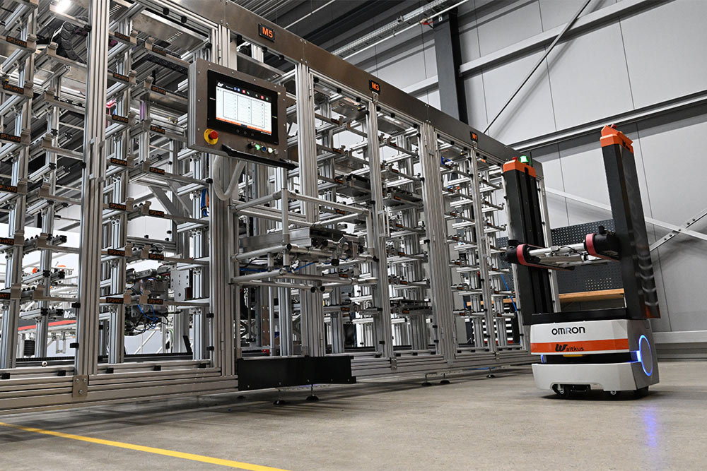 AMR mit WeMove-Aufbau holt Warenträger im Warehouse ab.