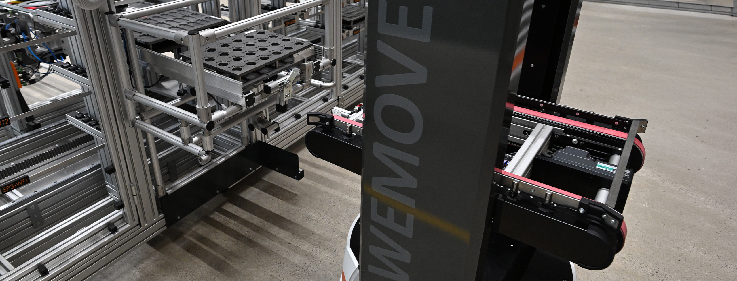Mobiler Roboter mit WeMove-Aufbau dockt präzise an Warehouse an.
