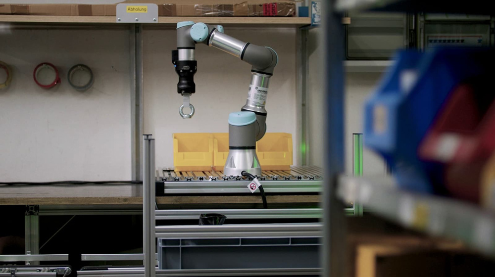 Cobot im Lager – optimal durch item Kompontenten in die Arbeitsumgebung integriert